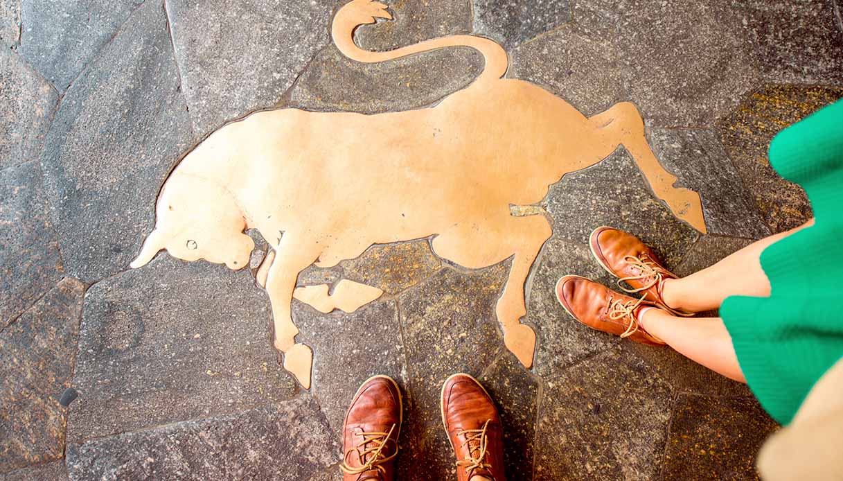 Storia del toro più famoso (e calpestato) d’Italia: tra riti scaramantici e simbolo forza