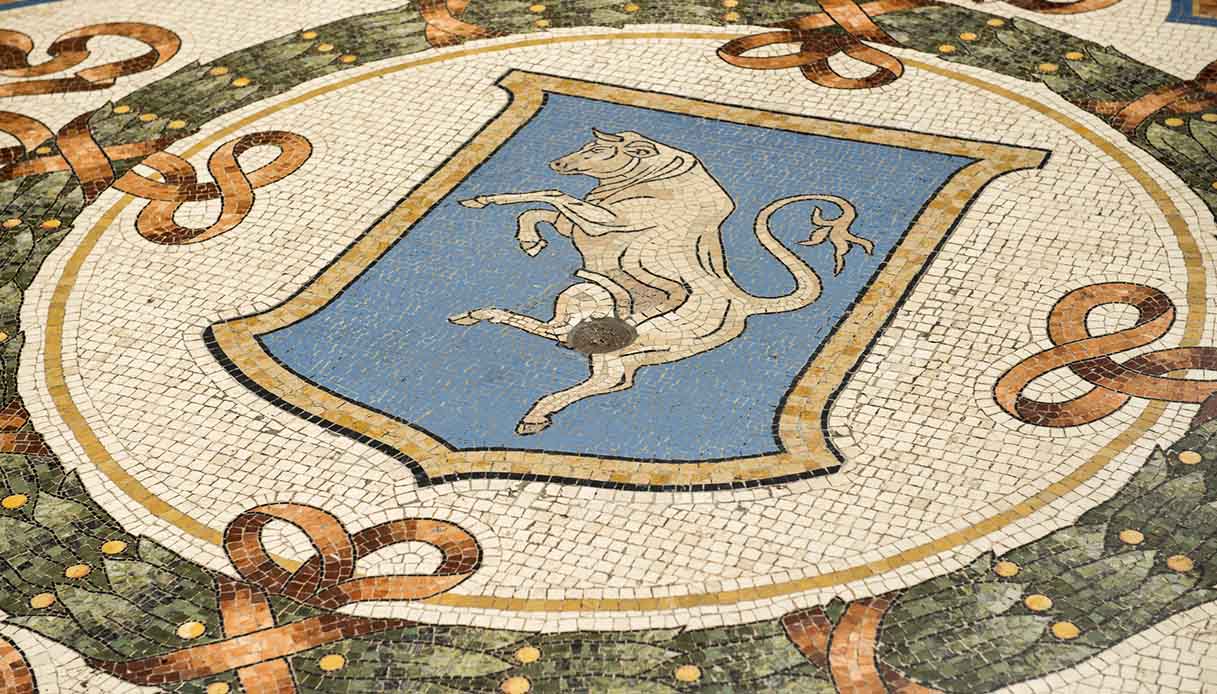 Storia del toro più famoso (e calpestato) d’Italia: tra riti scaramantici e simbolo forza