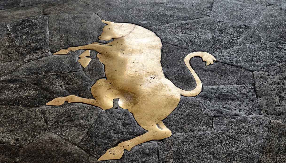 Storia del toro più famoso (e calpestato) d’Italia: tra riti scaramantici e simbolo forza
