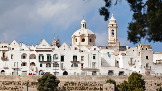 Locorotondo: il bianco borgo pugliese tra sogno e realtà