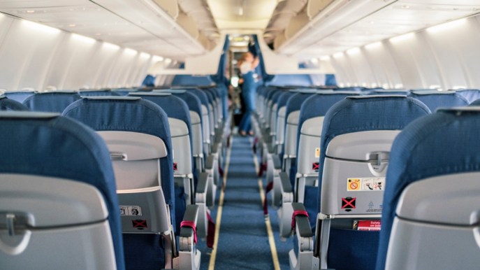 Porte d’emergenza e letti: ecco i luoghi segreti che si nascondono su un aereo