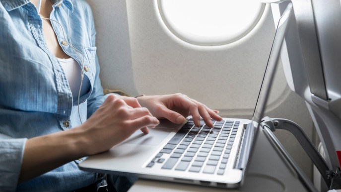 Pc portatile in aereo: le regole da conoscere per un uso sicuro