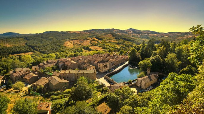 Le bellezze del borgo di Santa Fiora, nella rigogliosa natura della Maremma toscana