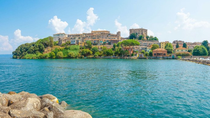 Capodimonte, il borgo del Lazio che si affaccia su un lago da sogno