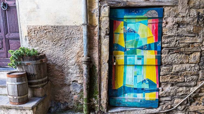 Valloria, il paese delle porte dipinte nell’entroterra ligure
