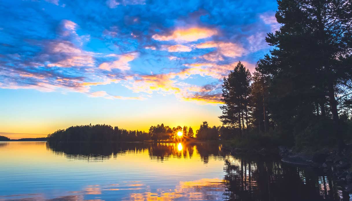 finlandia-solstizio-estate-sole-mezzanotte