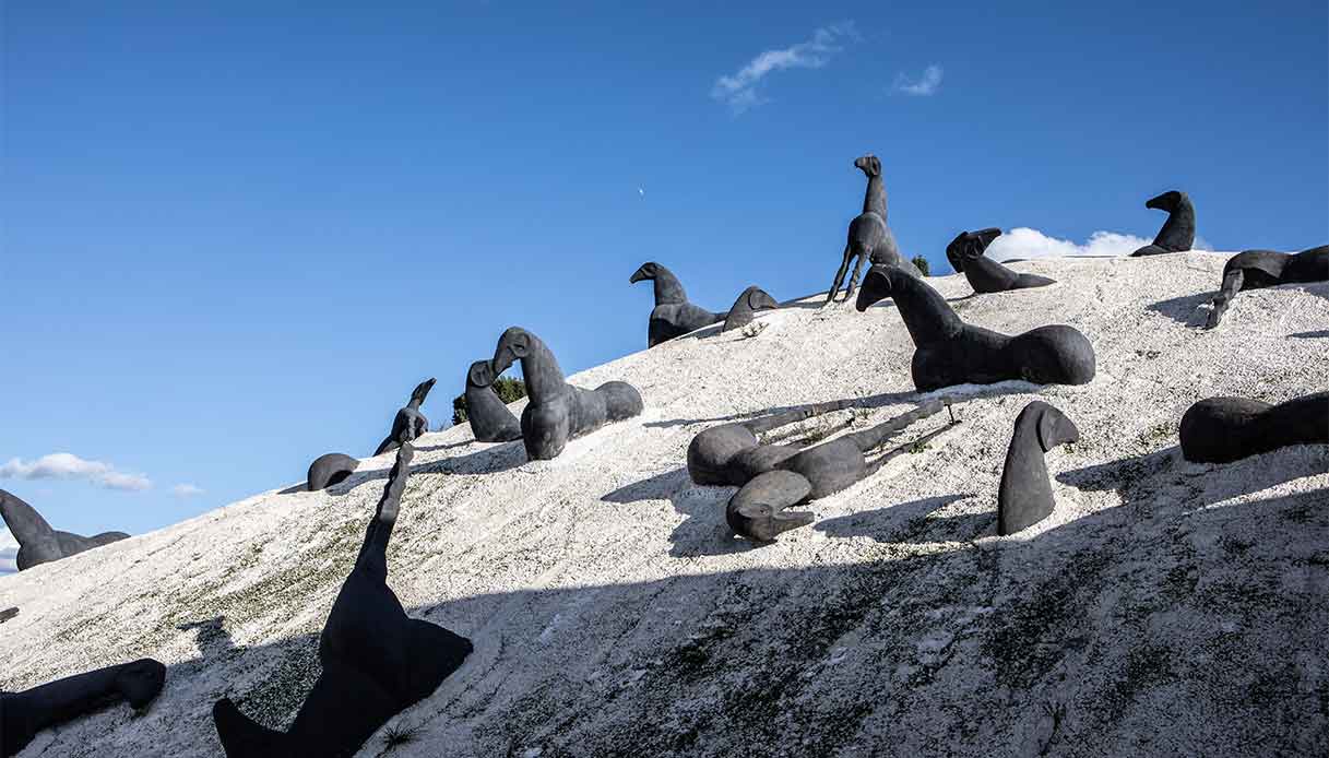 L'opera "Montagna di Sale", di Mimmo Paladino, Gibellina Nuova