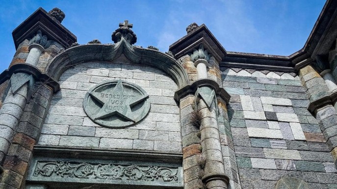 Questo simbolo non è quello che pensate. Ecco perché si trova all’esterno di una chiesa piemontese