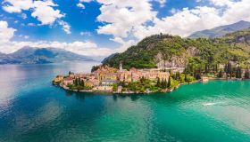 I borghi che si specchiano sui laghi da vedere in autunno