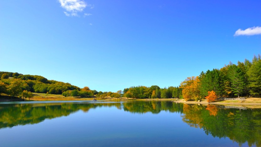 Lago di Calamone, la bellezza ad ogni stagione