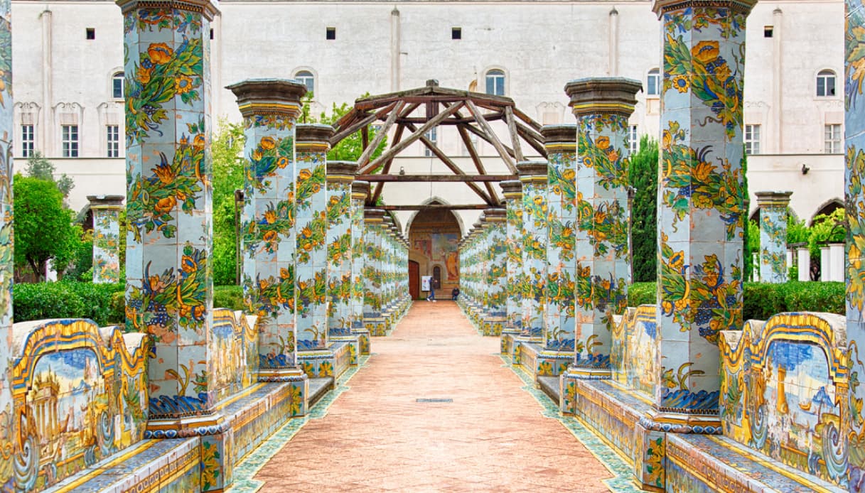 La bellezza dei colori del Chiostro di Santa Chiara a Napoli