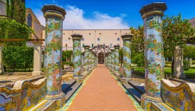 Santa Chiara: la storia del Chiostro più straordinario d’Italia