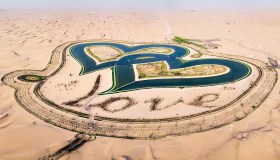 Dubai, i laghi nel deserto a forma di cuore parlano la lingua dell’amore