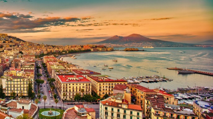 Il viaggio verticale che ti fa scoprire il volto più bello e incantato di Napoli