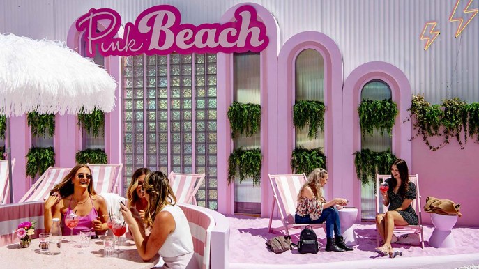 La spiaggia rosa e super instagrammabile che sta facendo impazzire Amsterdam