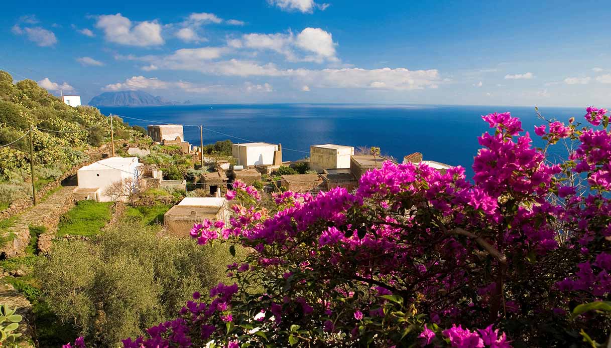 Alicudi, l'isola delle donne che volano