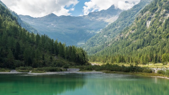 Il lago italiano “invaso” da fate, gnomi e nanetti