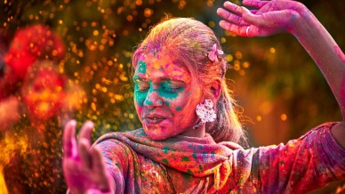 È iniziato il festival più colorato del mondo che celebra la rinascita