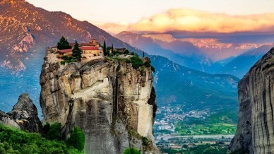 Sospese tra cielo e terra, le straordinarie Meteore greche che sfiorano le nuvole