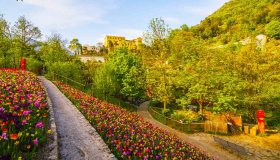 I tulipani esplodono in un caleidoscopio di colori: i giardini di Sissi sono un incanto