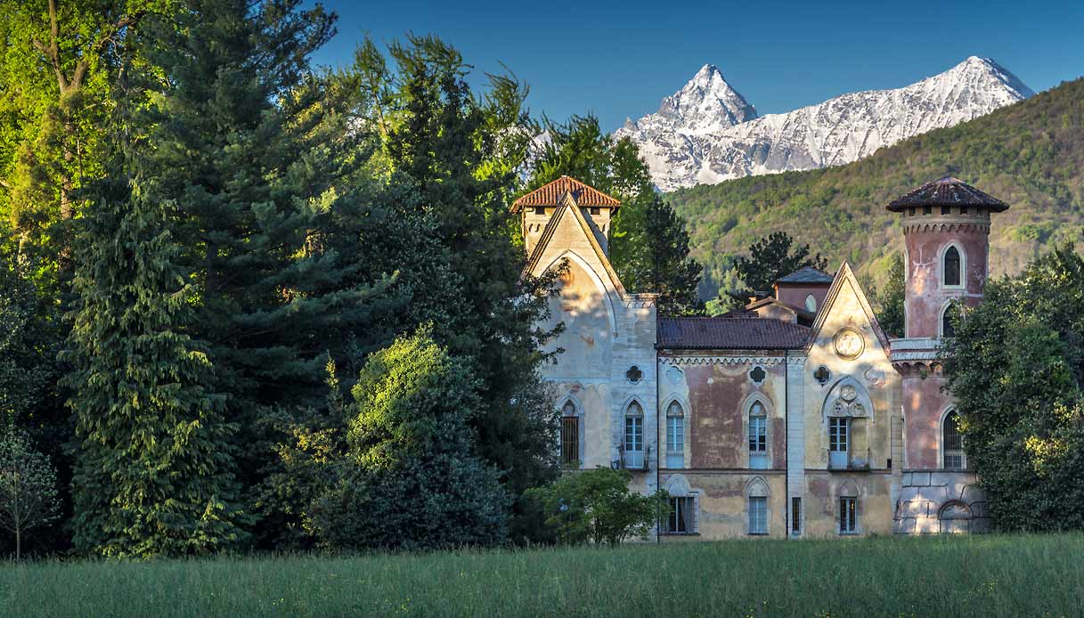 castello-miradolo-Veduta-dal-fondo-del-parco_arco-alpino-e-Monviso
