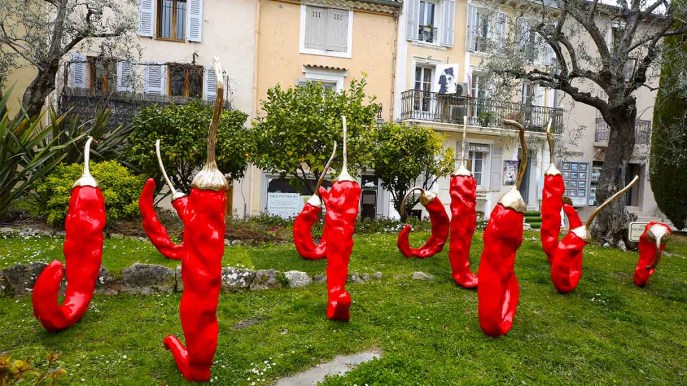 Limoni, arance e peperoncini italiani invadono un villaggio francese