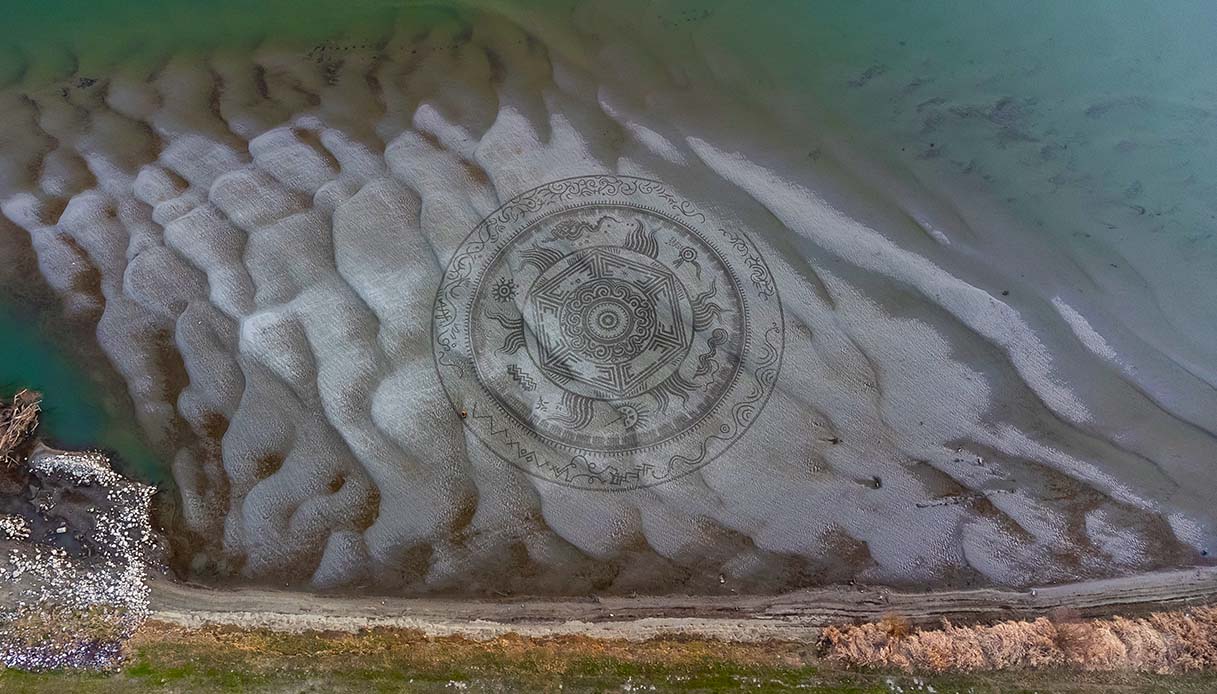 ikola Faller disegna spettacolari geometrie sulla spiaggia del fiume Drava