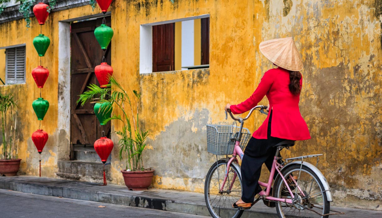 Hoi An, la città del Vietnam dove prende vita ogni mese lo spettacolo delle lanterne colorate