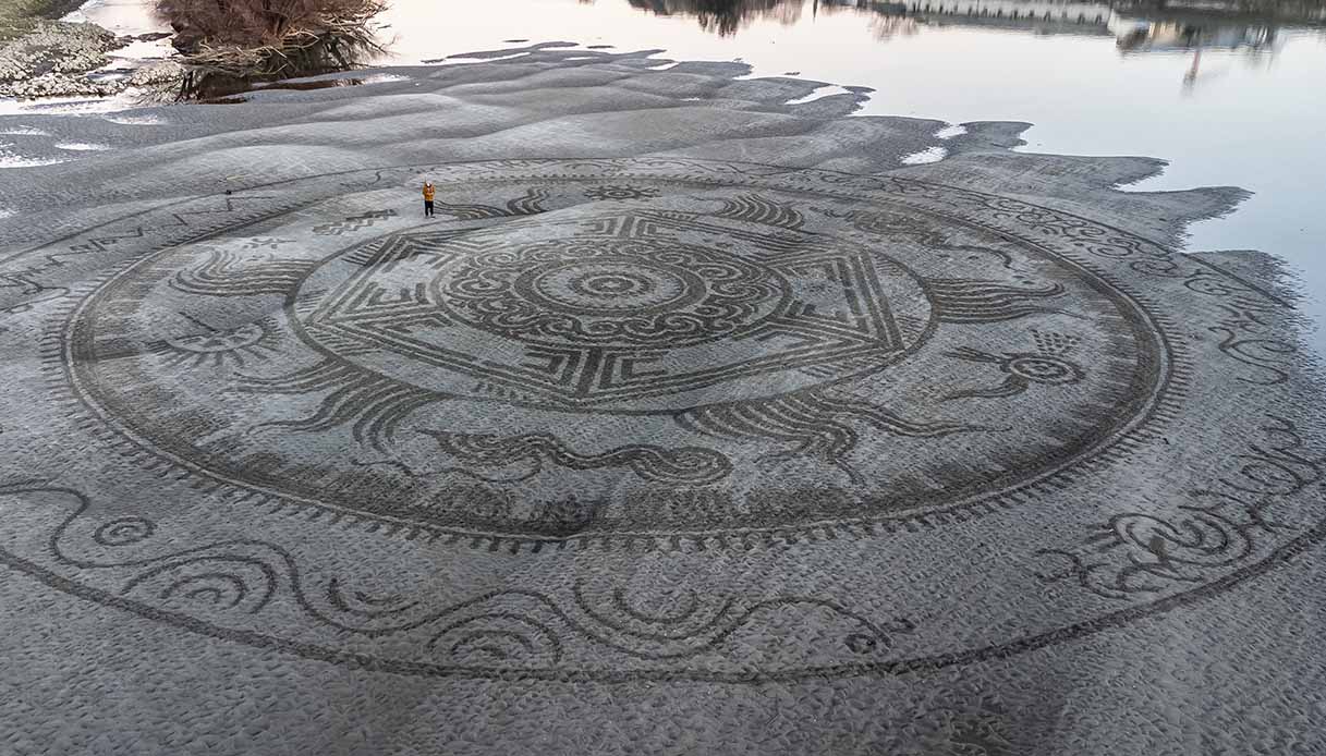 ikola Faller disegna spettacolari geometrie sulla spiaggia del fiume Drava
