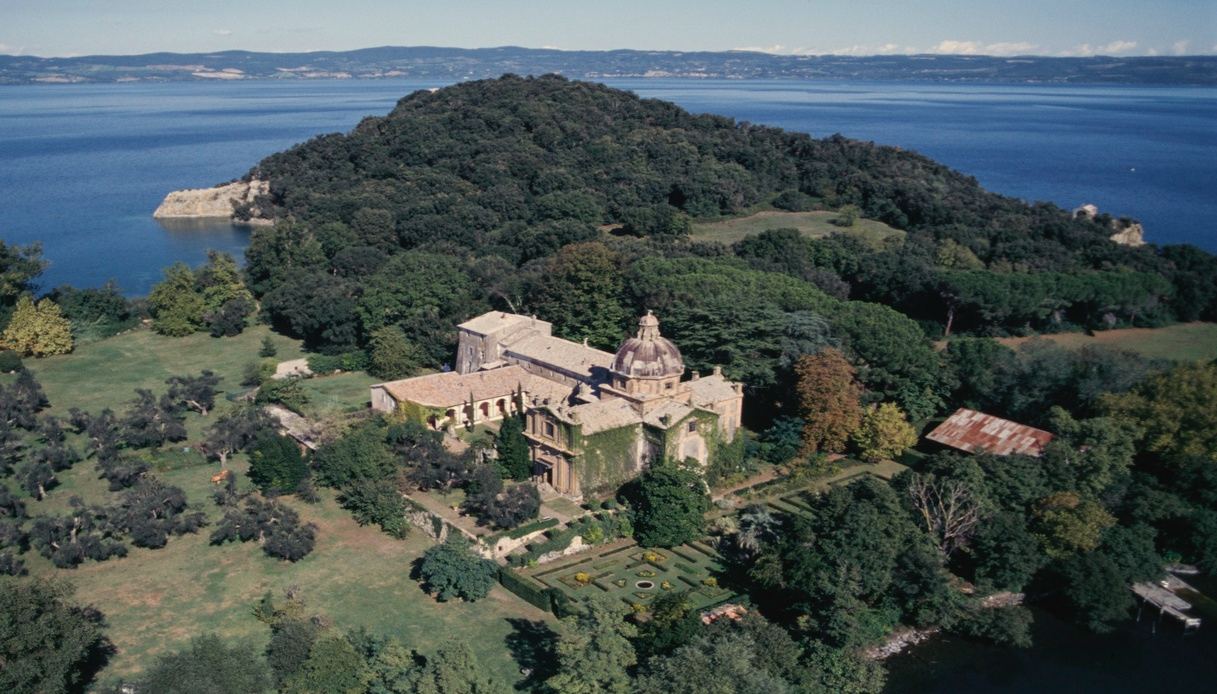 chiesa dei Santi Giacomo e Cristoforo del Vignola isola bisentina