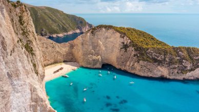 La spiaggia (con relitto) più bella del Mediterraneo