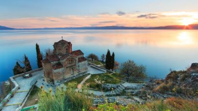 Esiste un lago che sembra uscito da un sogno: è bellissimo