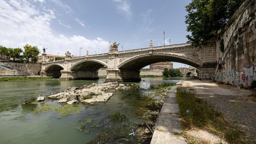 Ritorna alla luce un ponte italiano, ma a causa della siccità