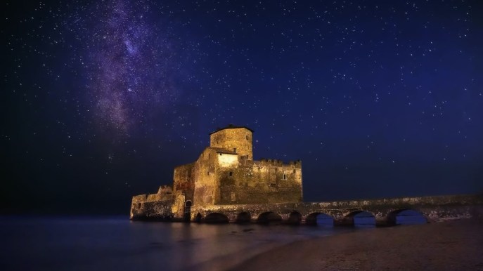 La torre sospesa tra il mare e la Via Lattea è uno spettacolo