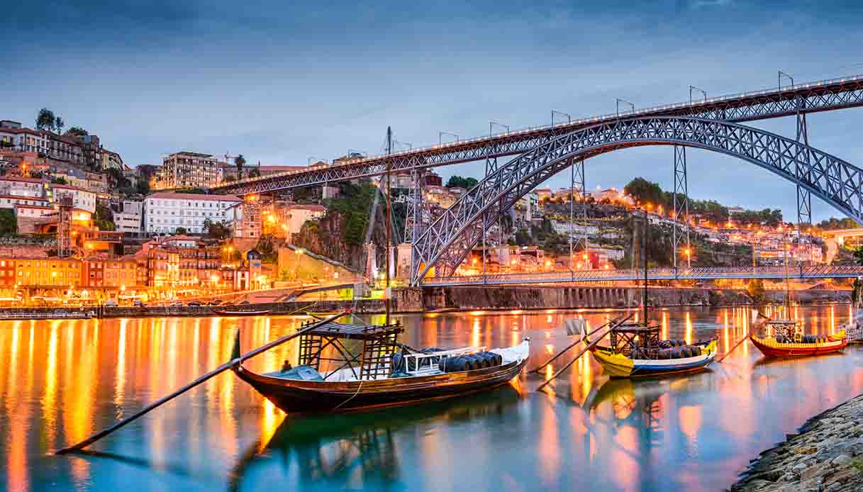 Porto, le barche che attraversano il Douro