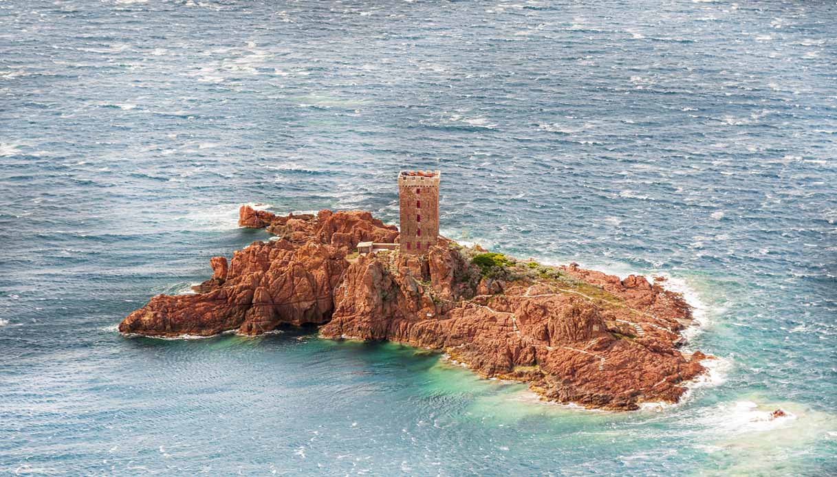 Cap Dramont visto dall'alto, circondato dal mare