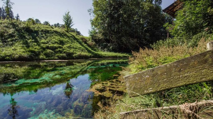 La sorgente di acqua blu che sembra uscita da una fiaba