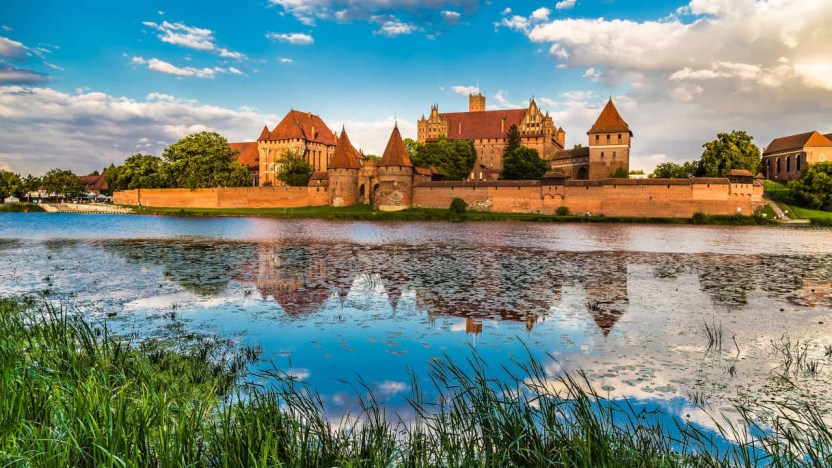 In Europa c’è il più grande castello del mondo in mattoni