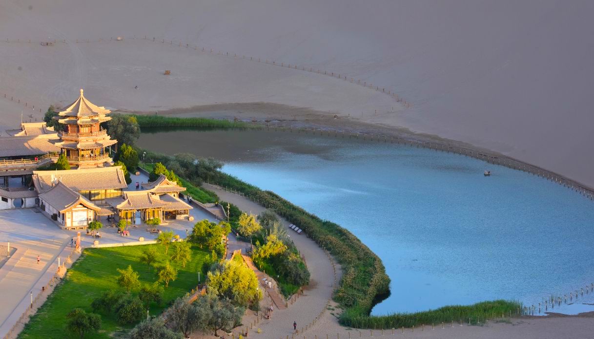 Il lago nel deserto a forma di mezza Luna