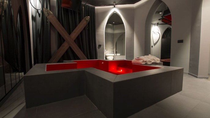 Halloween: puoi nuotare in una piscina a forma di croce nella tua suite