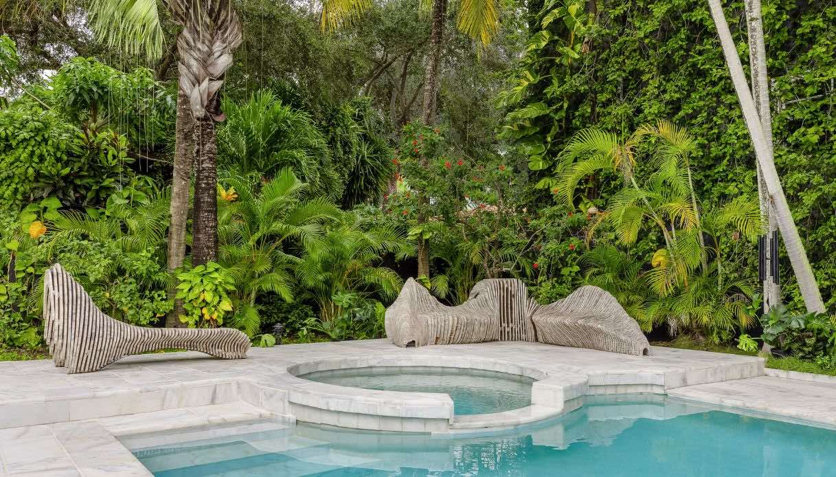 Dormire nel guardaroba di DJ Khaled, l'esperienza a Miami