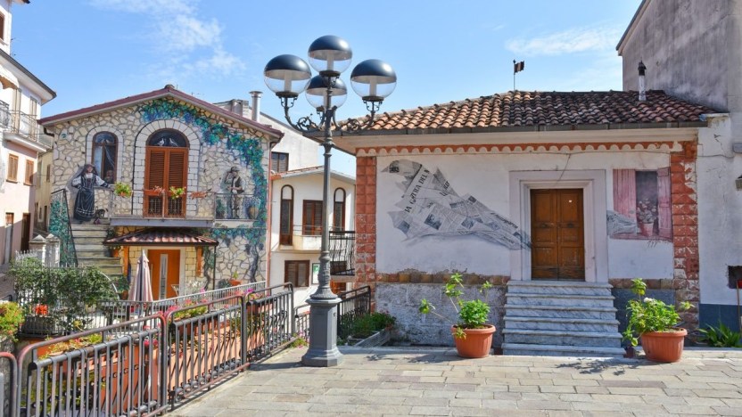 Sant’Angelo Le Fratte, il borgo dei murales e delle sculture