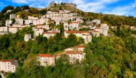 Il borgo italiano “pendente” che sembra un dipinto