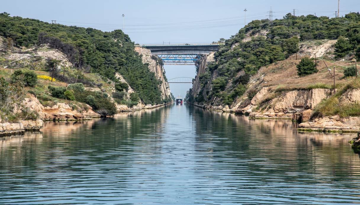 Canale di Corinto a piedi