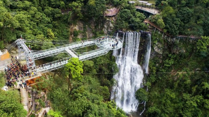 Cina, una rotonda sul vuoto: il ponte di vetro è spettacolare