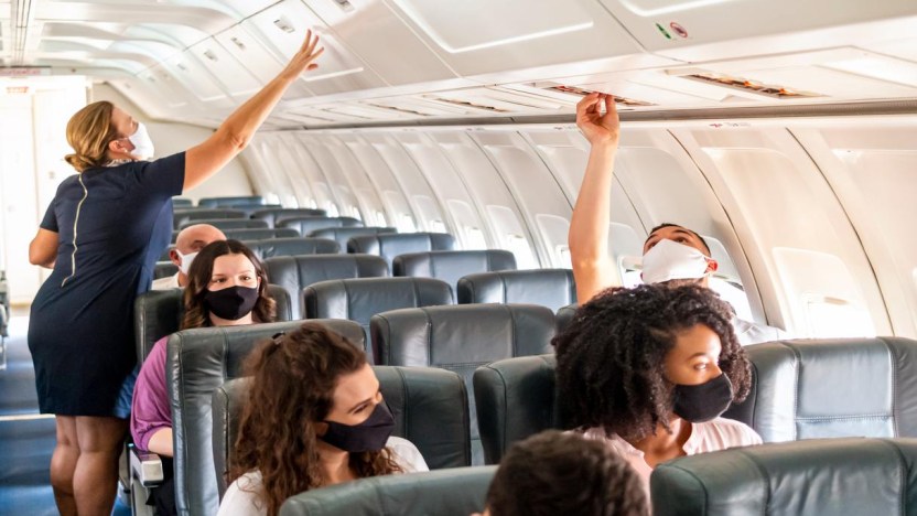 Perché è ancora consigliato indossare la mascherina in aereo