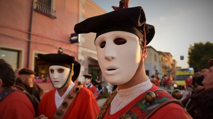 Battaglie d’arance, streghe e spade: così il mondo celebra il Carnevale