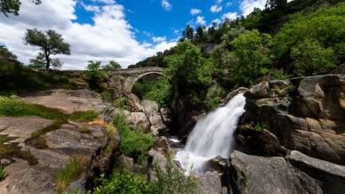 L’incredibile ponte costruito dal diavolo, su una cascata mozzafiato