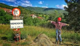 C’è un villaggio incantato in Italia: è il paese degli spaventapasseri. È magico