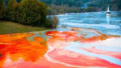 Sotto questo lago fatato e colorato si nasconde un villaggio dimenticato
